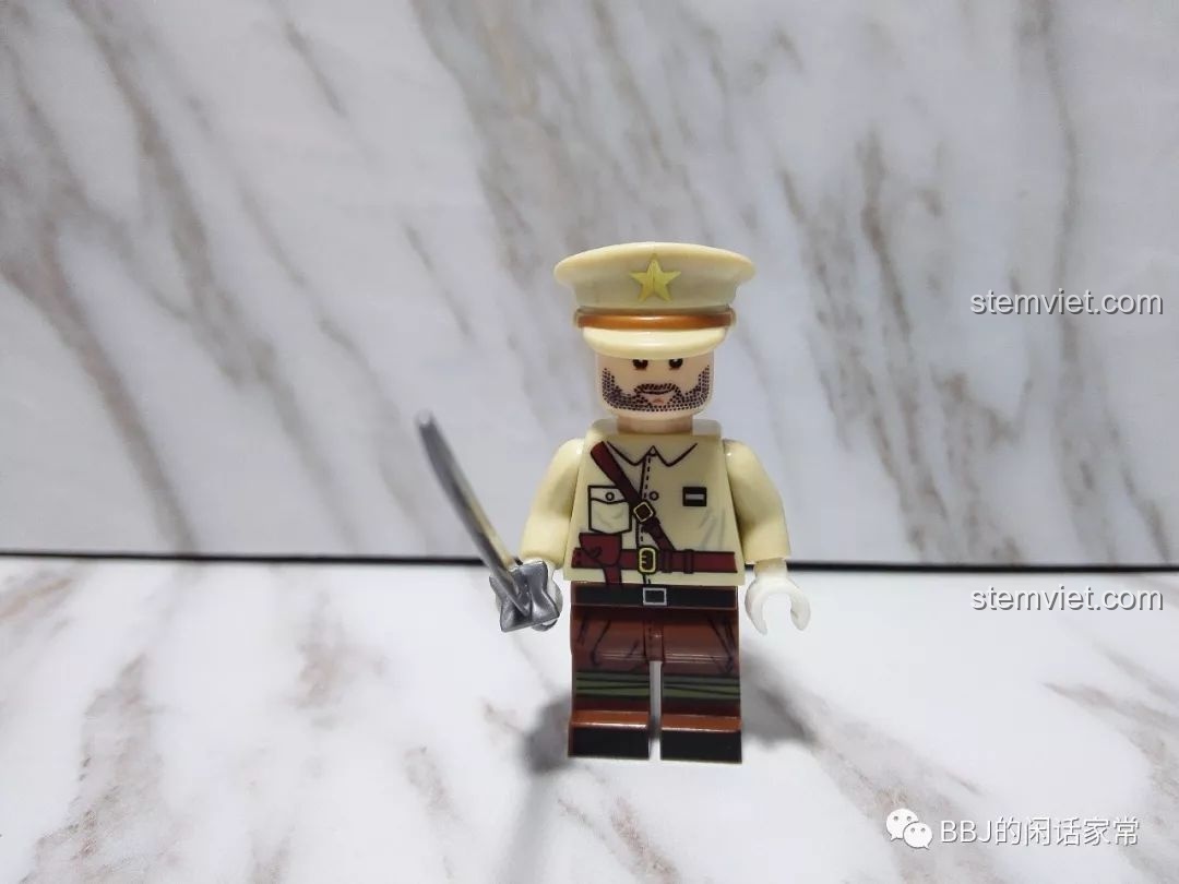 Cận cảnh minifigure Sĩ quan Nhật Bản trong bộ Sembo 12781 với quân phục màu be và thanh kiếm bạc.