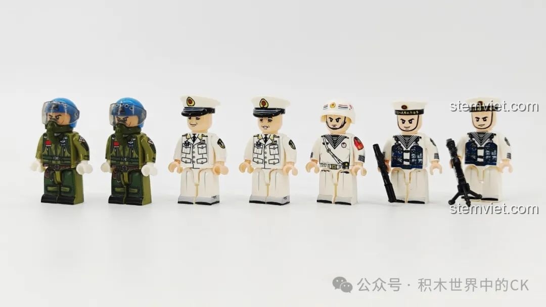 Các minifigure phi công và sĩ quan hải quân trong bộ Tàu Sân Bay Phúc Kiến Phiên Bản Kỷ Niệm 208124, với quân phục oai vệ.