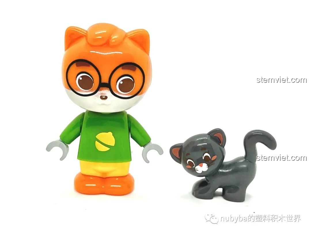 Cận cảnh minifigure Sóc Tiểu Tiện và một chú mèo đen trong bộ lắp ráp JAKI Ba Chú Sóc.