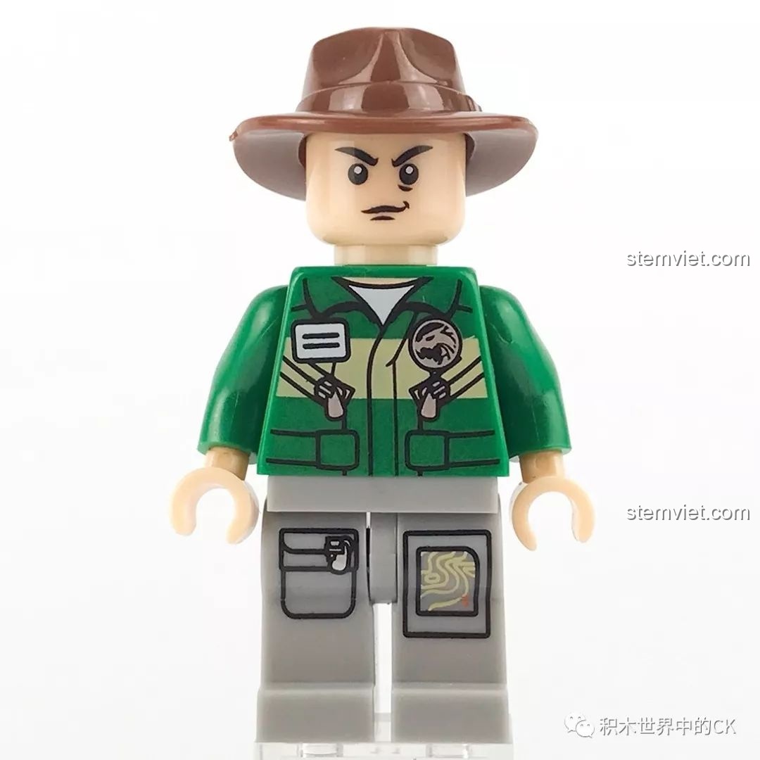 Minifigure Sói cô độc trong bộ SEMBO 9552, mặc trang phục thám hiểm và đội mũ cao bồi, sẵn sàng cho nhiệm vụ.
