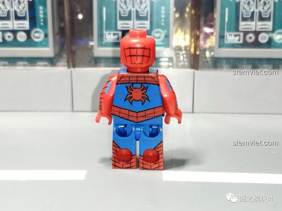 Minifigure Spider-Gwen từ bộ lắp ráp Sách Người Nhện SY1461, mặt sau.