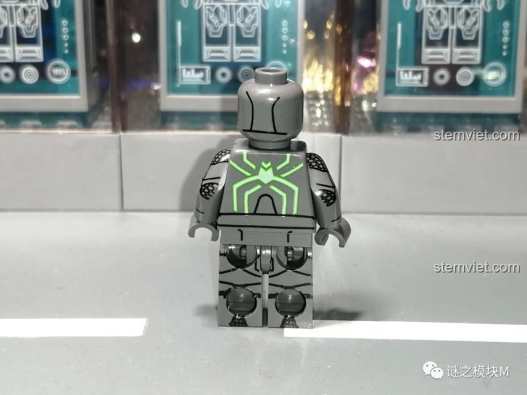 Minifigure Spider-Ham từ bộ lắp ráp Sách Người Nhện SY1461, góc nhìn mặt bên.