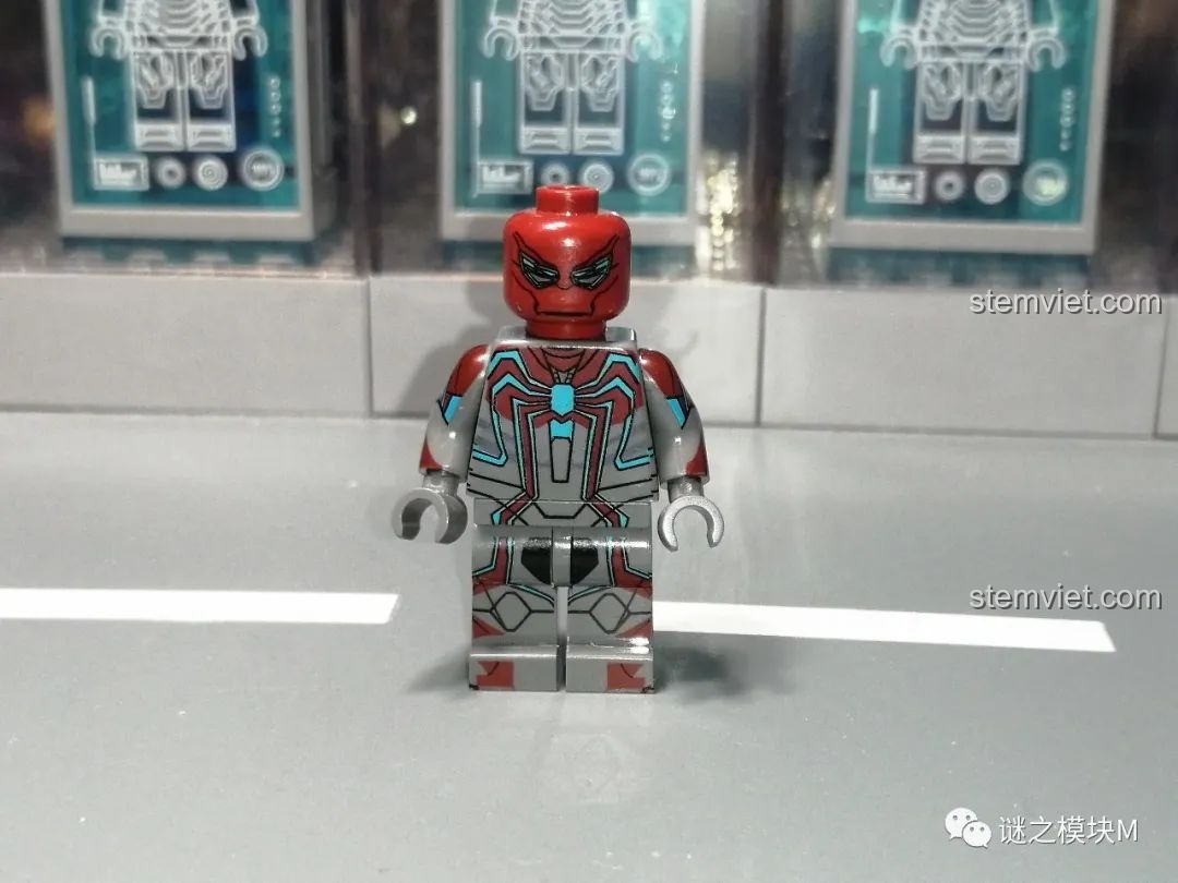 Minifigure Spider-Man 2099 (phiên bản xanh), một biến thể khác của Người Nhện tương lai trong bộ SY1461.