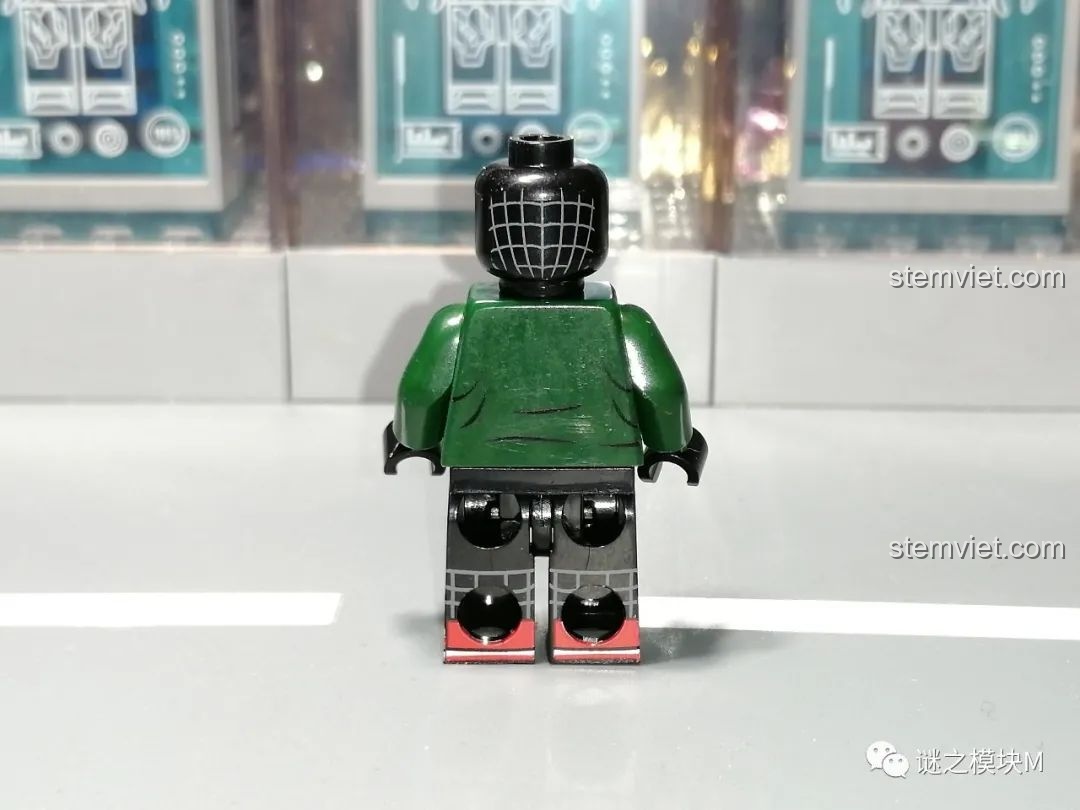 Minifigure Spider-Man 2099 từ bộ lắp ráp Sách Người Nhện SY1461, góc nhìn mặt bên, thể hiện chi tiết trang phục.