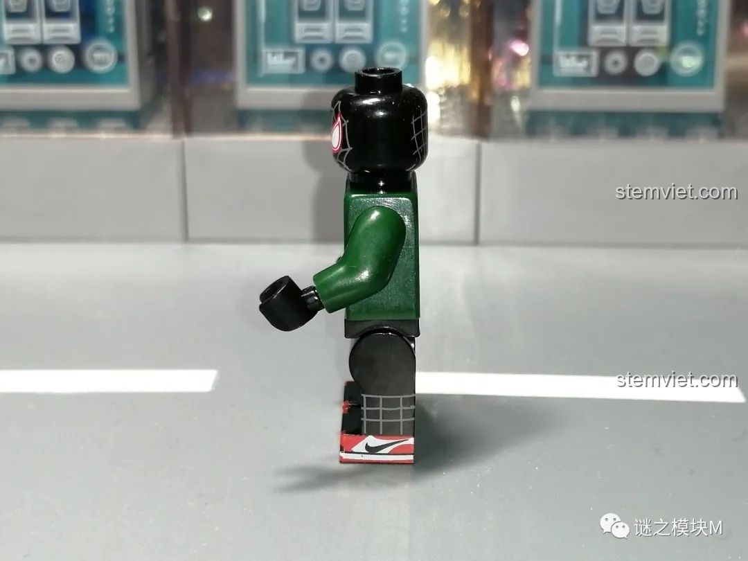 Minifigure Spider-Man 2099 từ bộ lắp ráp Sách Người Nhện SY1461, mặt trước, với thiết kế tương lai và màu sắc nổi bật.