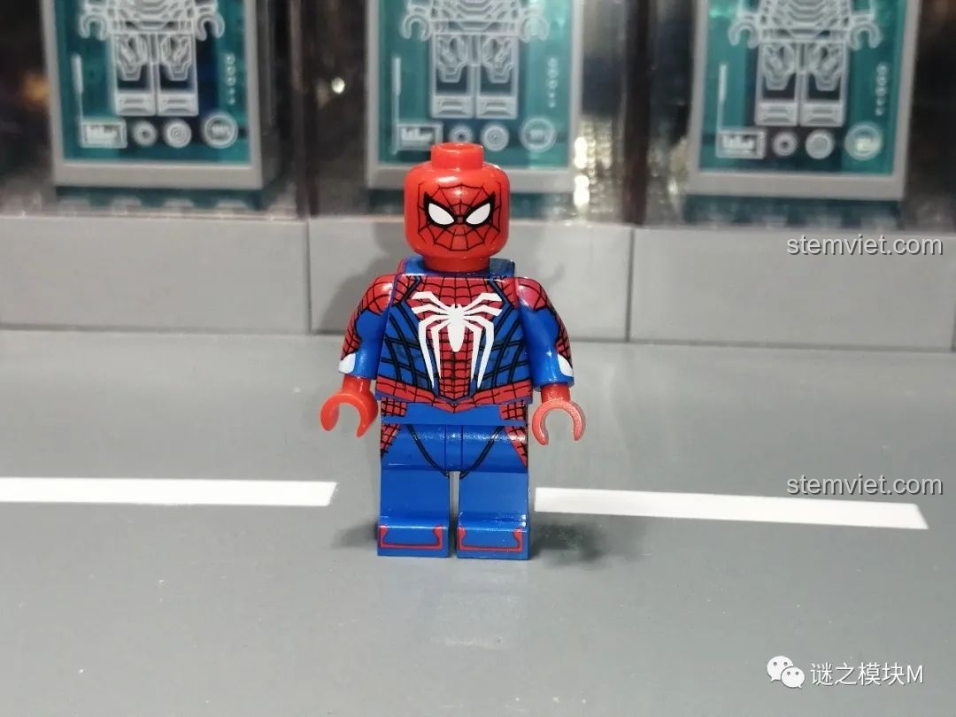 Minifigure Spider-Man 2099 (phiên bản trắng), một thiết kế tương lai trong bộ đồ chơi lắp ráp Sách Người Nhện SY1461.