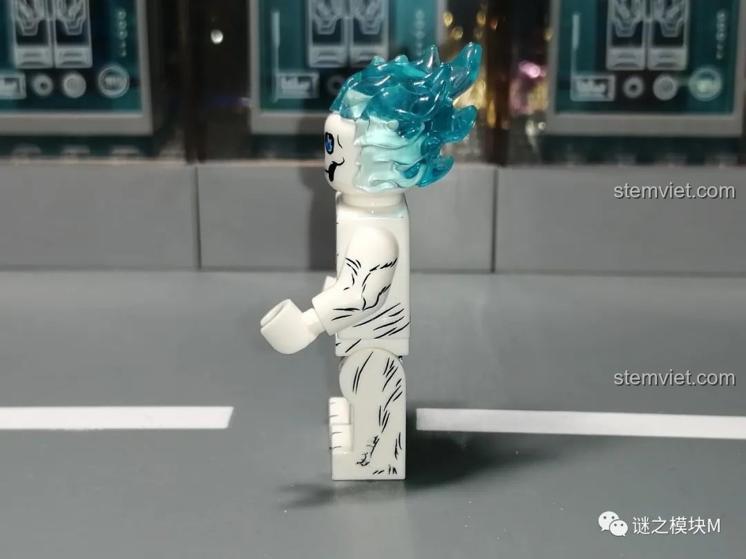 Minifigure Spider-Man phiên bản cổ điển từ bộ lắp ráp Sách Người Nhện SY1461, góc nhìn mặt bên.