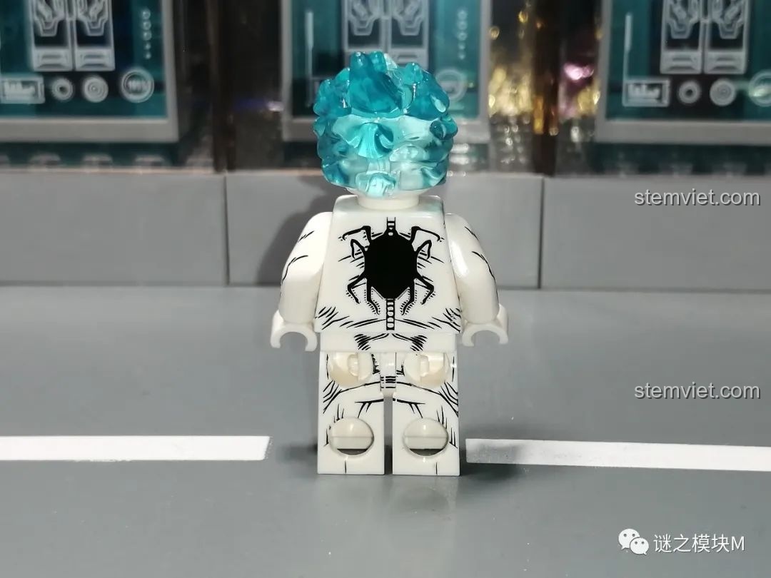 Minifigure Spider-Man phiên bản cổ điển từ bộ lắp ráp Sách Người Nhện SY1461, mặt sau.