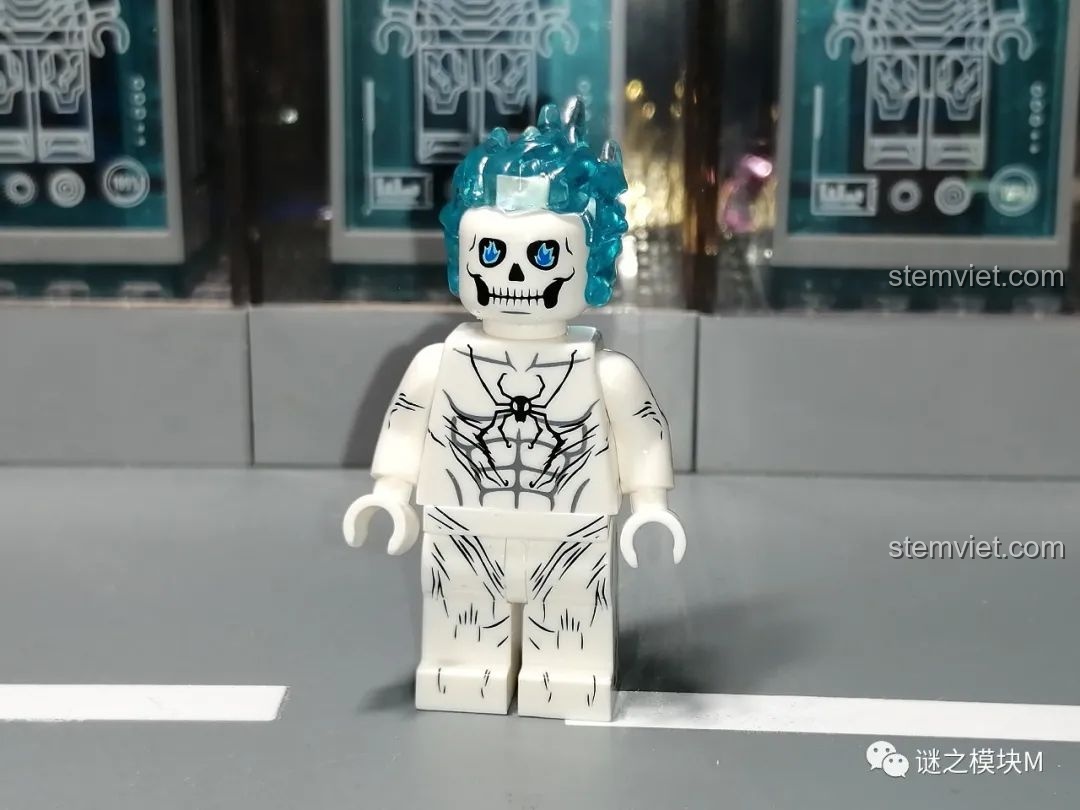 Minifigure Spider-Man phiên bản cổ điển từ bộ lắp ráp Sách Người Nhện SY1461, mặt trước.