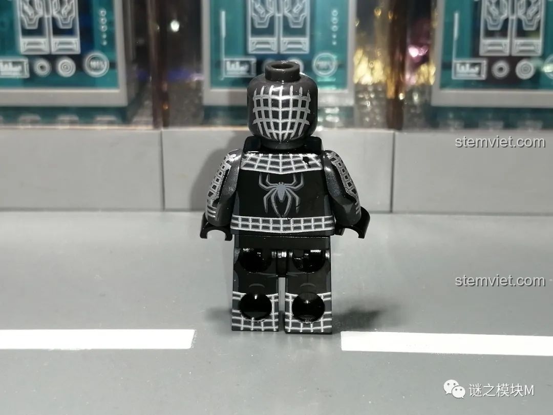 Minifigure Người Nhện nguyên bản từ bộ lắp ráp Sách Người Nhện SY1461, góc nhìn mặt bên.