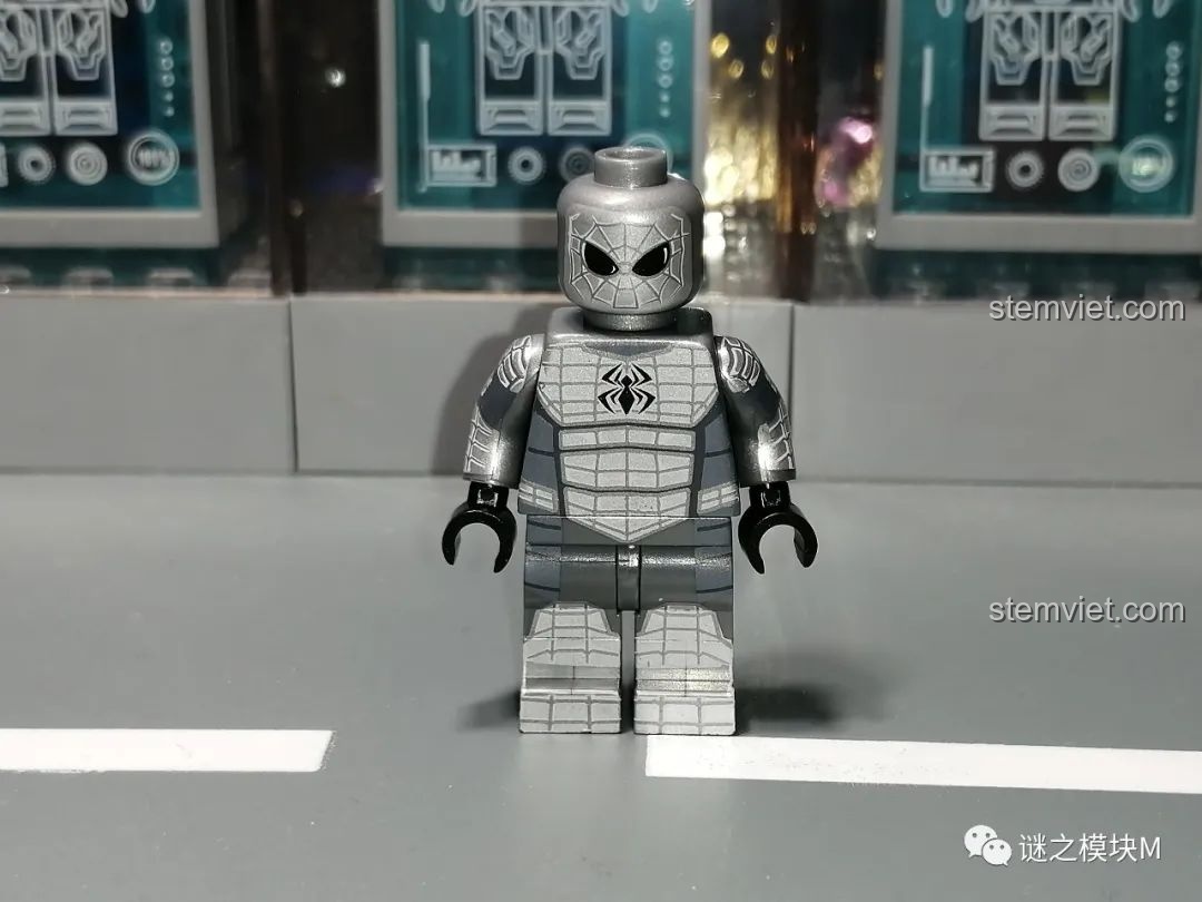 Minifigure Người Nhện nguyên bản từ bộ lắp ráp Sách Người Nhện SY1461, mặt sau.