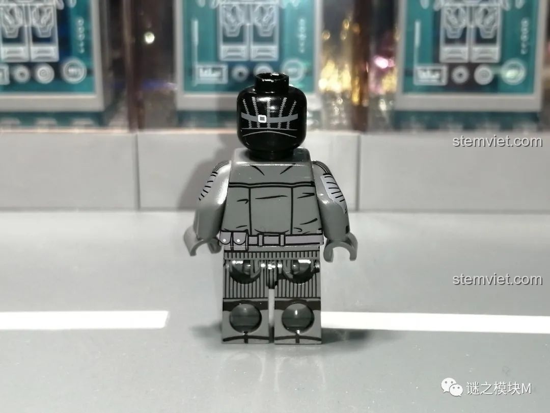 Minifigure Spider-Man Noir từ bộ lắp ráp Sách Người Nhện SY1461, mặt sau, với các chi tiết trang phục được in ấn rõ ràng.