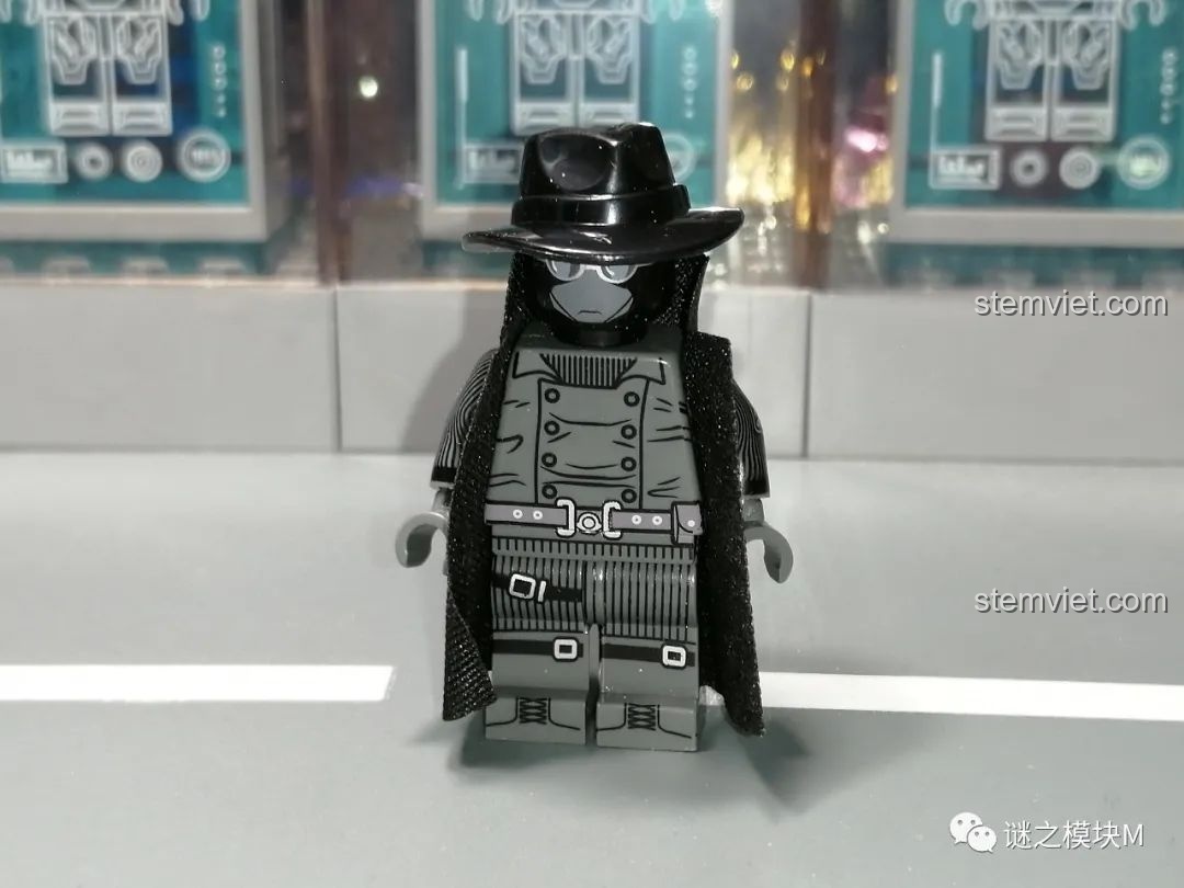 Minifigure Spider-Man Noir từ bộ lắp ráp Sách Người Nhện SY1461, mặt trước, với trang phục đen và mũ phớt đặc trưng.