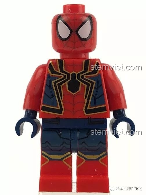 Minifigure Spider-Man trong bộ giáp Iron Spider từ bộ SY 7017 Súng Người Sắt, nhìn từ phía trước.