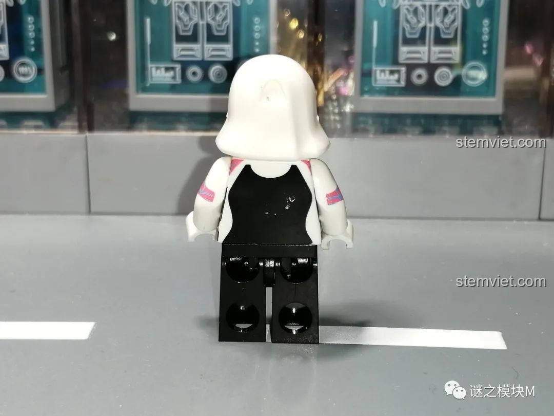 Minifigure Spider-Man phiên bản Tom Holland từ bộ lắp ráp Sách Người Nhện SY1461, góc nhìn mặt bên.