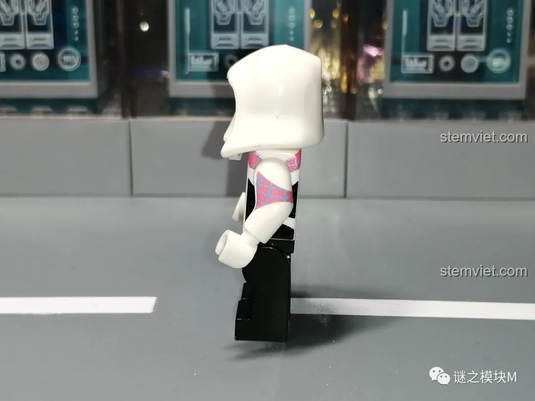 Minifigure Spider-Man phiên bản Tom Holland từ bộ lắp ráp Sách Người Nhện SY1461, mặt trước.