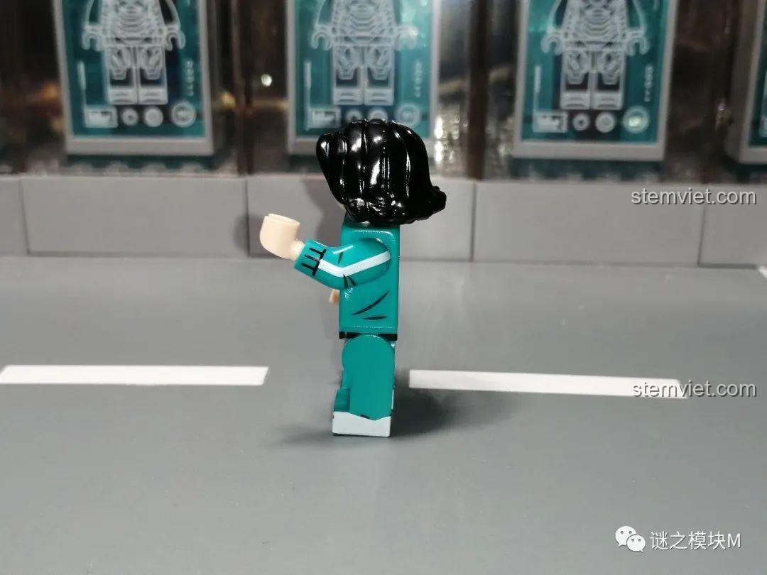 Minifigure người chơi 067 trong bộ Squid Game KF6149 của Kopf, mặt bên.