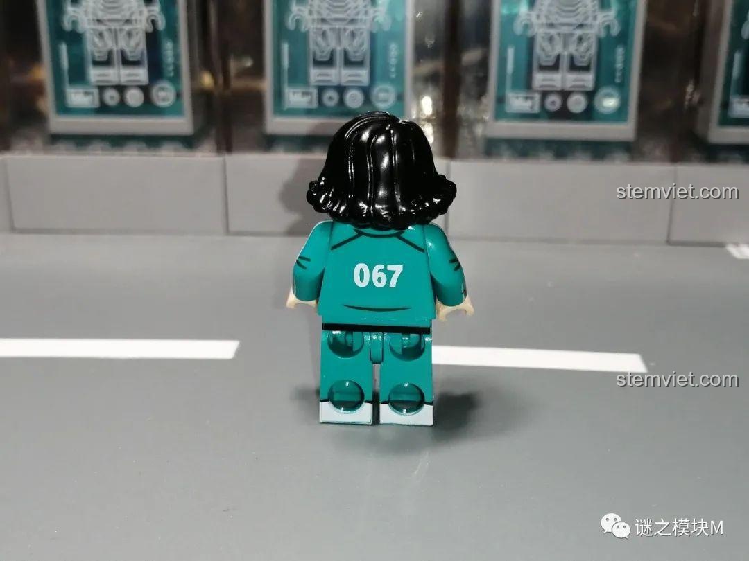 Minifigure người chơi 067 trong bộ Squid Game KF6149 của Kopf, mặt sau.