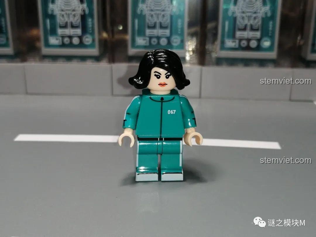 Minifigure người chơi 067 trong bộ Squid Game KF6149 của Kopf, mặt trước.