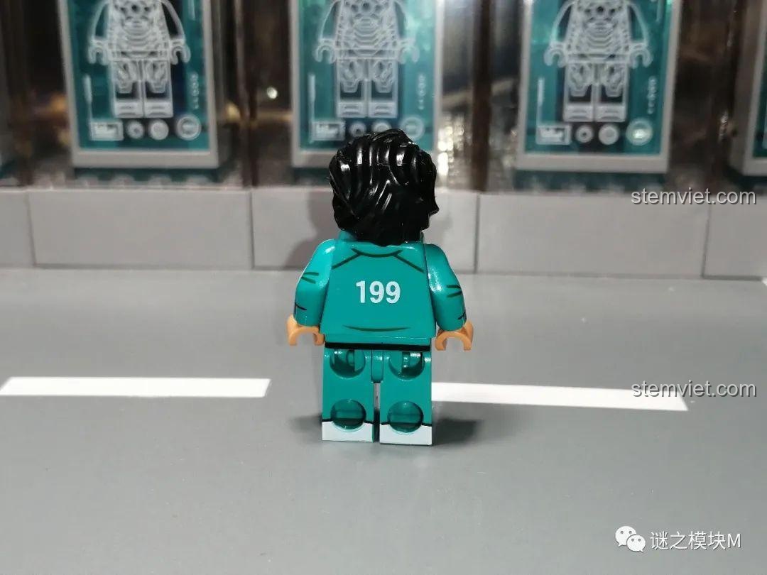 Minifigure người chơi 199 trong bộ Squid Game KF6149 của Kopf, mặt sau.