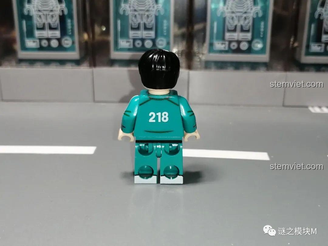 Minifigure người chơi 218 trong bộ Squid Game KF6149 của Kopf, mặt sau.