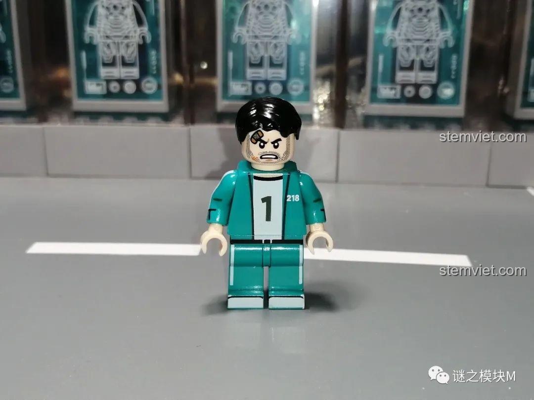 Minifigure người chơi 218 trong bộ Squid Game KF6149 của Kopf, mặt trước.