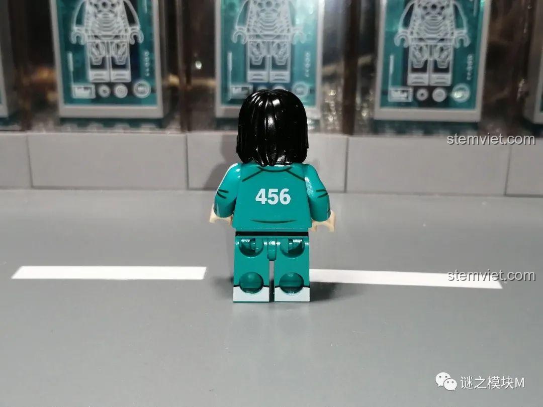 Minifigure người chơi 456 trong bộ Squid Game KF6149 của Kopf, mặt sau.