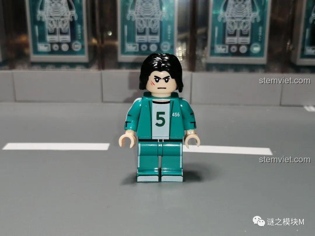 Minifigure người chơi 456 trong bộ Squid Game KF6149 của Kopf, mặt trước.