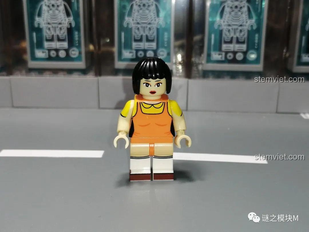 Minifigure người quản lý trong bộ Squid Game KF6149 của Kopf, mặt trước.