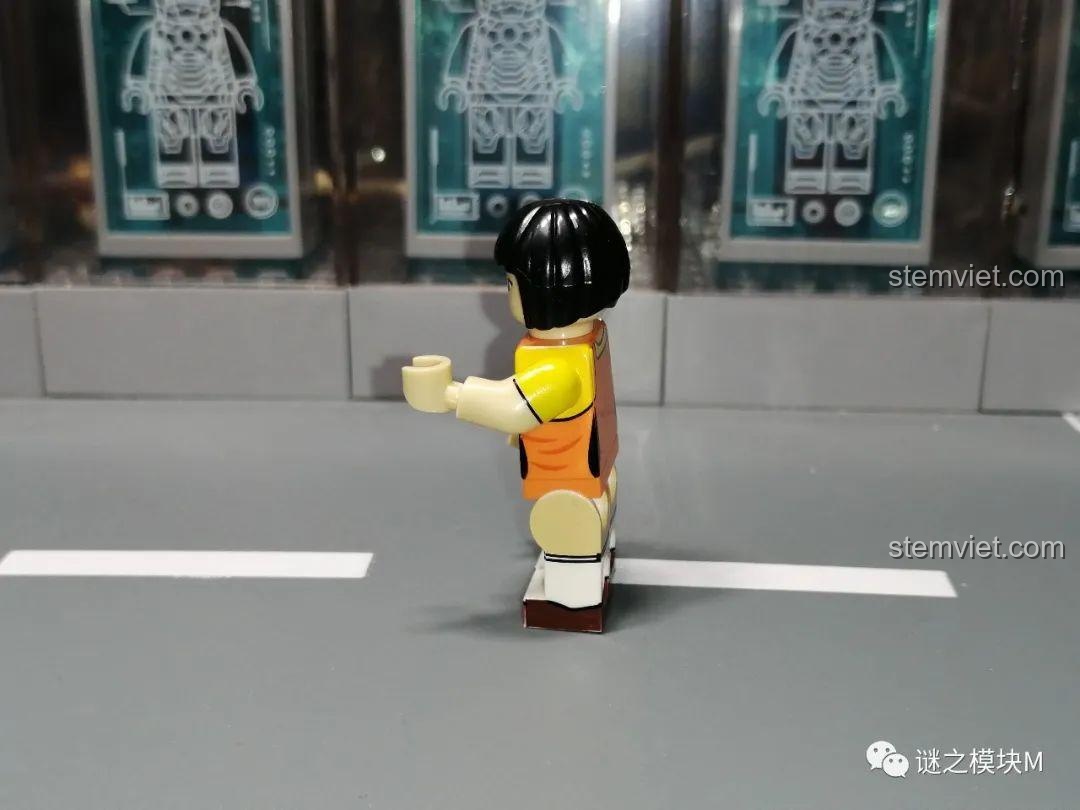 Minifigure người quản lý trong bộ Squid Game KF6149 của Kopf với đầu thay thế.