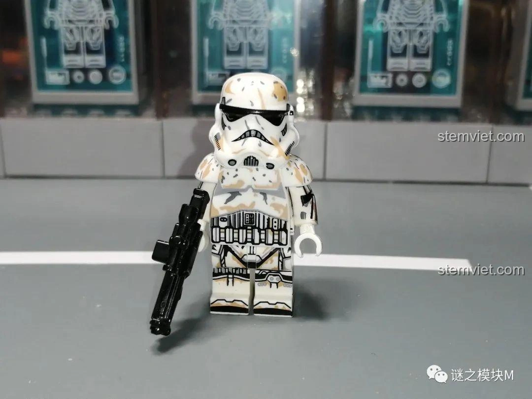 Minifigure Battle Damaged Stormtrooper từ bộ đồ chơi XINH X0307 Star Wars, với giáp bị hư hại.