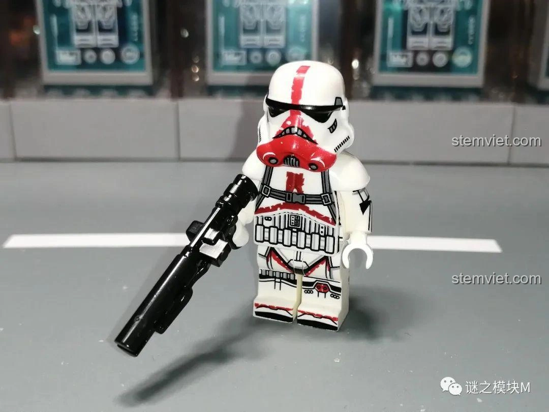 Minifigure Incinerator Stormtrooper từ bộ đồ chơi XINH X0307 Star Wars, với giáp đỏ đặc trưng.