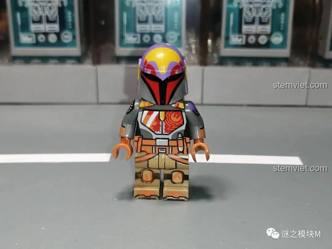 Minifigure Sabine Wren từ bộ đồ chơi XINH X0307 Star Wars, với giáp màu sắc rực rỡ.