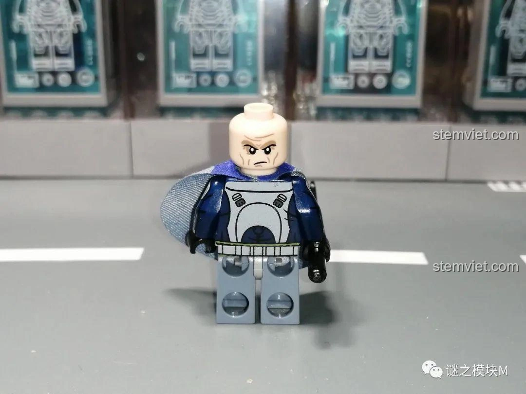 Khuôn mặt của minifigure Vizsla XINH X0307 khi tháo mũ, thể hiện biểu cảm chiến đấu.