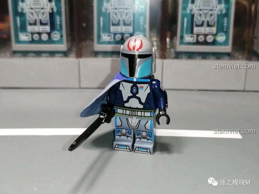 Minifigure Vizsla từ bộ đồ chơi XINH X0307 Star Wars, với áo choàng và kiếm đen.