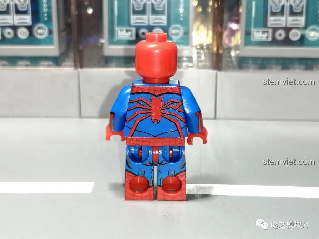 Minifigure Stealth Suit từ bộ lắp ráp Sách Người Nhện SY1461, góc nhìn mặt bên.