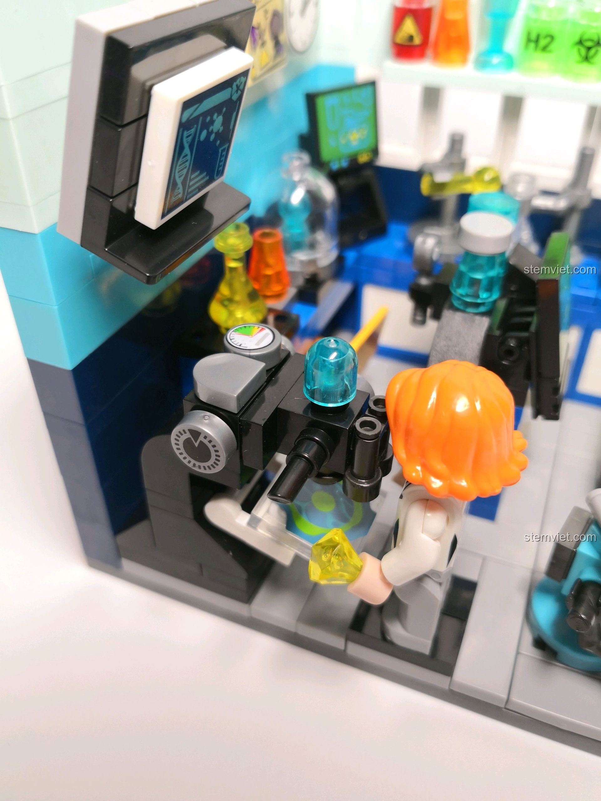 Minifigure nhà khoa học nữ đang sử dụng kính hiển vi trong phòng thí nghiệm, một chi tiết quan trọng trong nghiên cứu khoa học.