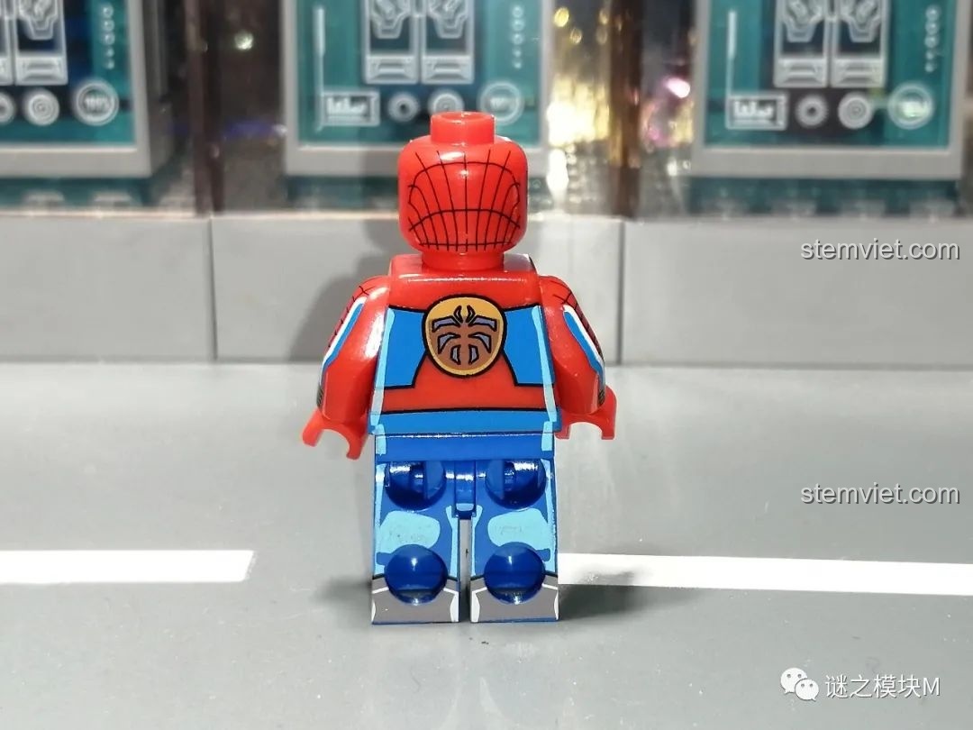 Minifigure Superior Spider-Man từ bộ lắp ráp Sách Người Nhện SY1461, góc nhìn mặt bên.