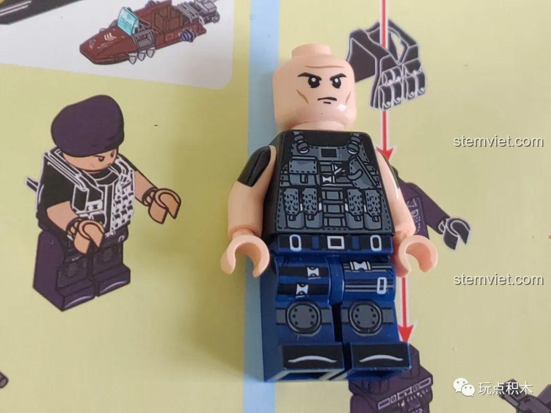 Cận cảnh minifigure SWAT trong bộ SEMBO 102467 với trang phục màu xanh đậm và áo giáp chi tiết.