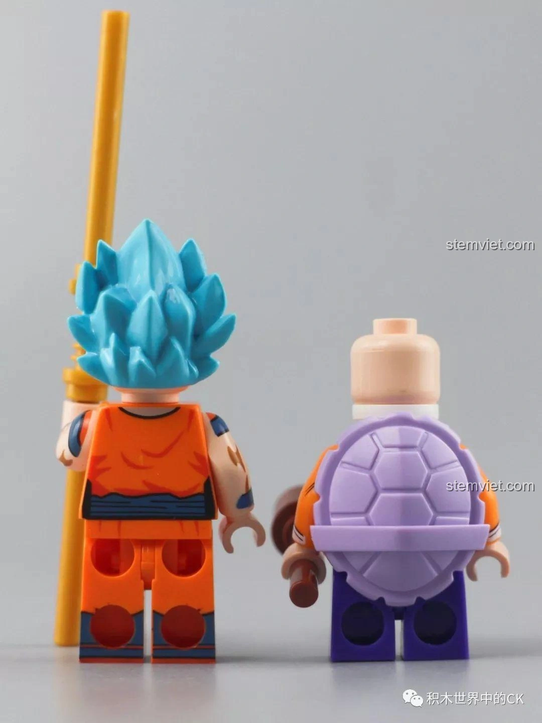 Mặt sau của hai minifigure Tôn Ngộ Không và Quy Lão Tiên Sinh trong bộ SY1404 Võ Đài Đại Chiến Rồng Thần, thể hiện chi tiết trang phục.