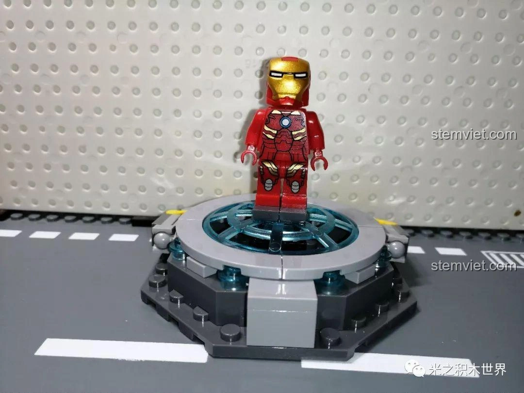 Minifigure Symbiote Armor Iron Man trên đế trưng bày, giáp trắng đen với chi tiết Symbiote, một thiết kế độc đáo.