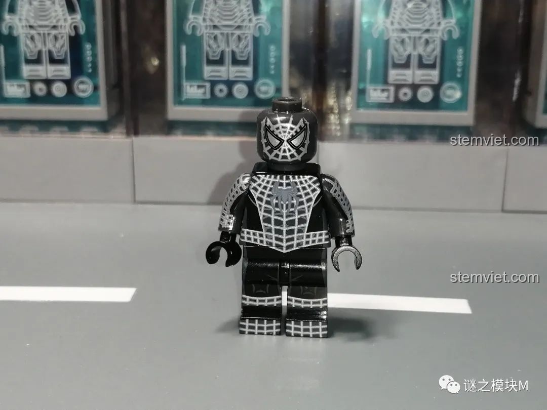 Minifigure Symbiote Suit của Người Nhện, bộ trang phục đen huyền thoại, một phần của bộ đồ chơi lắp ráp SY1461.
