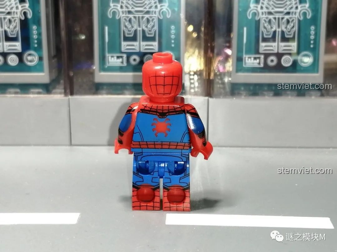 Minifigure Symbiote Suit từ bộ lắp ráp Sách Người Nhện SY1461, góc nhìn mặt bên.