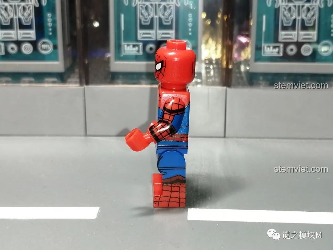 Minifigure Symbiote Suit từ bộ lắp ráp Sách Người Nhện SY1461, mặt trước, với thiết kế đen và biểu tượng nhện trắng.