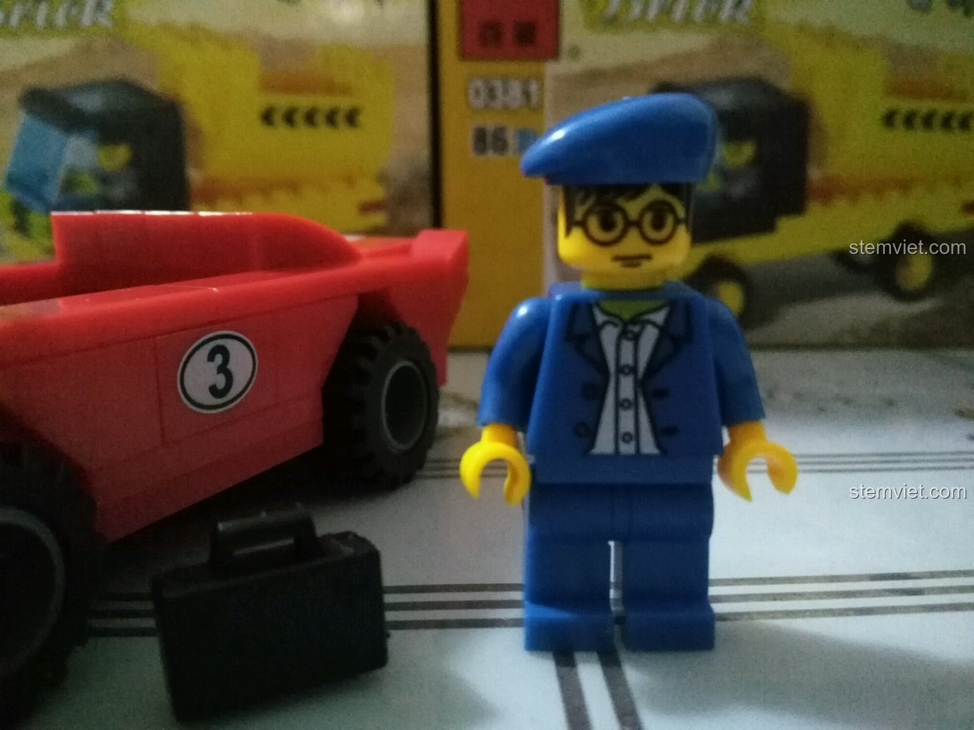 Cận cảnh minifigure tài xế của bộ Enlighten 402 với biểu cảm độc đáo và bộ vest xanh.