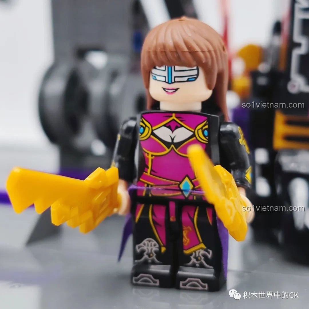 Minifigure Takahashi Yumiko với trang phục và vũ khí ấn tượng, chi tiết in tỉ mỉ, là điểm nhấn của bộ lắp ghép JIESTAR 67010.