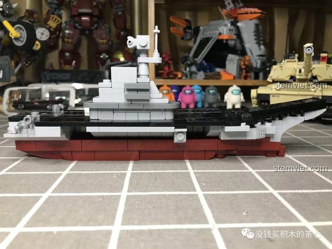 Góc nhìn khác của hai minifigure thuyền trưởng và thủy binh, thể hiện sự đa dạng trong thiết kế trang phục.