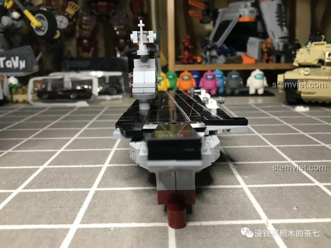 Mặt sau của hai minifigure thuyền trưởng và thủy binh, cho thấy chi tiết in ấn trên lưng và quần áo.