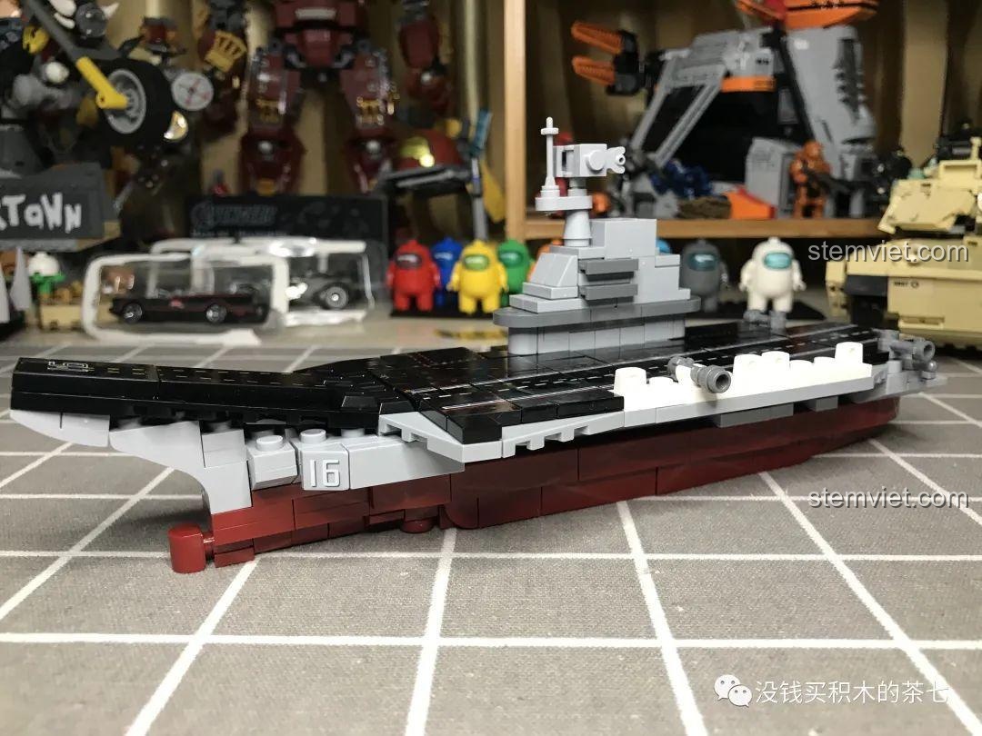 Góc nhìn ngang của hai minifigure thuyền trưởng và thủy binh, thể hiện chi tiết mũ và trang phục quân đội.