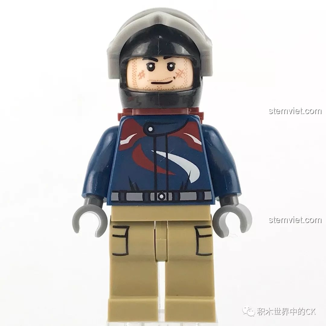 Minifigure Tay đua mô tô địa hình trong bộ SEMBO SD9552, với mũ bảo hiểm và khuôn mặt lấm lem, thể hiện sự dạn dày.